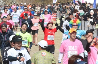 万感の表情で続々とゴールするランナーたち＝姫路城三の丸広場（撮影・辰巳直之）