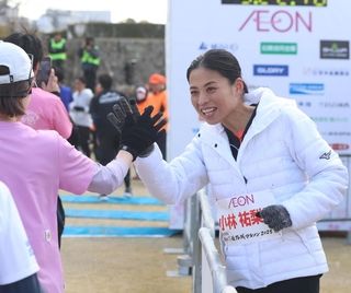 ゴール前でランナーを応援する小林祐梨子さん＝姫路城三の丸広場（撮影・辰巳直之）