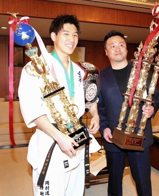 空手の三つの全国大会で優勝した三木将嗣さん（左）と岡村道場の坂岡充敏師範＝姫路市役所