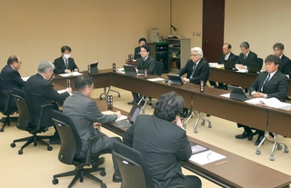 姫路市議会の高見千咲議員の交流サイトでの投稿を巡って開かれた政治倫理審査会の会合＝姫路市役所（撮影・辰巳直之）