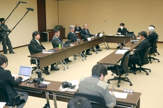 姫路市議会の高見千咲議員の交流サイトでの投稿を巡って開かれた政治倫理審査会の会合＝姫路市役所（撮影・辰巳直之）