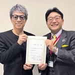 姫路市の清元秀泰市長（右）から「姫路ふるさと大使」の任命状を受け取ったタレントの田村淳さん（市提供）