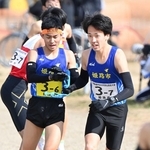 男子・姫路市の６区岸本周真選手（左）からたすきを受け取る７区片山直人選手＝加古川市の加古川河川敷マラソンコース（撮影・斎藤雅志）