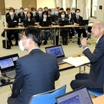 地域幸福度という指標を用いて考えた施策を発表する姫路市職員ら＝姫路市役所