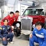 ジムニーを改造した車両と、作業に携わった４年生の前川侑澄さん（右から２人目）ら＝姫路市兼田
