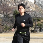 姫路城周辺を試走する村上晃宏記者＝姫路市本町（撮影・辰巳直之）