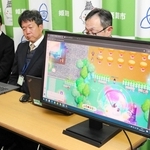 アバターを操作して学習ができる「魔法スクール姫路城」を操作する姫路市職員ら＝同市役所