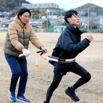 小林直生さん（左）に体の動かし方を教わる成記者＝兵庫県立大学姫路環境人間キャンパス