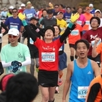 昨年の大会の様子。村上記者と成記者も歓喜のゴールを目指す＝姫路城三の丸広場