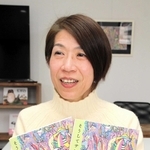 フィリピン出身の女性の人生に耳を傾け、書籍にまとめたアジア女性自立プロジェクトの奈良雅美さん＝姫路市内