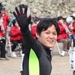 完走を目前に笑顔で駆ける村上晃宏記者＝姫路市本町（撮影・小林良多）