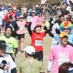 万感の表情で続々とゴールするランナーたち＝姫路城三の丸広場（撮影・辰巳直之）