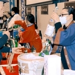 参加者に自慢のお酒を勧める酒蔵の担当者＝姫路商工会議所