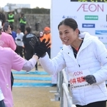 ゴール前でランナーを応援する小林祐梨子さん＝姫路城三の丸広場（撮影・辰巳直之）