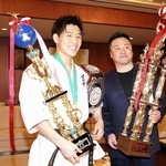 空手の三つの全国大会で優勝した三木将嗣さん（左）と岡村道場の坂岡充敏師範＝姫路市役所