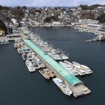 西ノ浦港に突き出た全長約１３０メートルの浮桟橋。両側には漁船が所狭しと並ぶ（ドローンで撮影）＝姫路市家島町坊勢