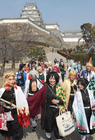 城下をパレードするコスプレーヤーたち＝姫路城三の丸広場