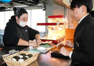 ヤンニョムチキンおにぎり（左下）など昼食を買い求める生徒＝香寺高校