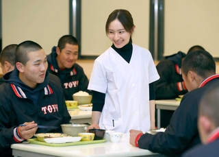 食堂で夕食をとる東洋大付属姫路高校野球部員を見守る管理栄養士の三宅純奈さん＝姫路市書写（撮影・辰巳直之）