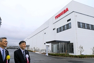 パワー半導体を製造する新棟と、東芝デバイス＆ストレージ取締役常務の栗原紀泰さん（右）ら＝太子町鵤