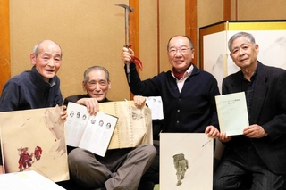 ５０年前にヒマラヤ登山に挑んだ（左から）松井道大さん、諏訪靖二さん、市野和雄さんと事前調査に派遣されていた吉田潔司さん＝尼崎市神田中通２