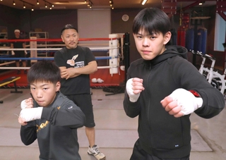 ボクシングの全国大会に出場する竜野大芽さん（手前左）と清本颯佑さん（同右）。後方は川端賢樹会長＝川端スポーツボクシングジム