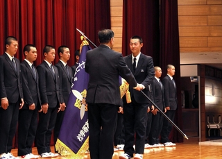 上田肇校長から選抜旗を受け取る渡辺拓雲主将＝東洋大学付属姫路高校