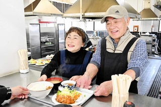 姫路南高校で親子３代で７０年以上にわたって学食を営んできた平井末子さん（左）、龍男さん夫婦が３月で引退する＝姫路市大津区天満