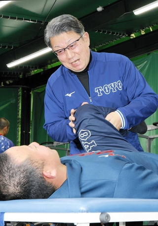 選手と会話しながらマッサージを施す高橋洋介さん＝姫路市打越
