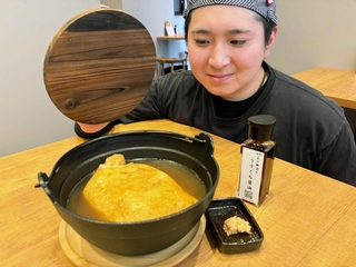 「おでん」と「うどん」を組み合わせた新グルメ「姫路うでん」を売り出した籠谷天馬さん＝姫路市南畝町１