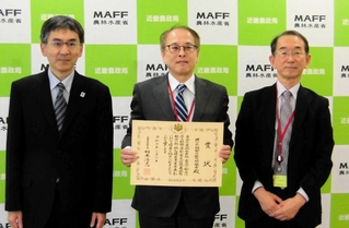 賞状を手にする播州乾麺輸出拡大協議会の井上位一郎会長（中央）ら＝近畿農政局（同協議会提供）