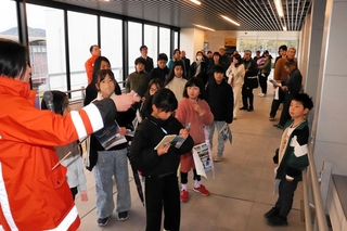 新設されたＪＲ英賀保駅の自由通路を見学する地元小学生ら＝姫路市飾磨区山崎