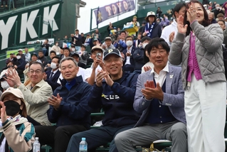 アルプス席で応援する東洋大姫路ＯＢで、１９７７年選手権大会優勝メンバーの松本正志さん（中央）や宮本賢治さん（右から２人目）ら＝西宮市の甲子園球場（撮影・辰巳直之）