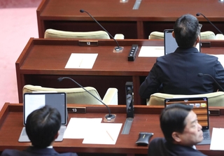 姫路市議会の高見千咲議員への辞職勧告決議案を可決した本会議。同議員本人は出席しなかった＝姫路市役所
