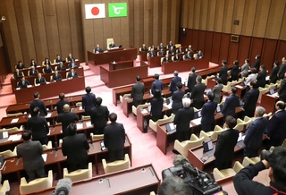 姫路市議会の高見千咲議員への辞職勧告決議案を可決した本会議＝姫路市役所（撮影・辰巳直之）