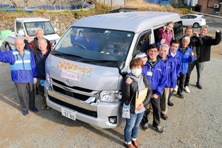 江川ふれあい号を運行する江川地区の住民たち＝佐用町豊福