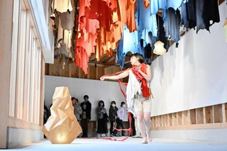 皮革にまつわる作品が展示された空間で、ダンスパフォーマンスを繰り広げる浅川奏瑛さん＝姫路市花田町高木