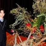 華道の流派「成燦流」を立ち上げた日向悠太さん＝姫路市香寺町香呂、日ノ本学園高校