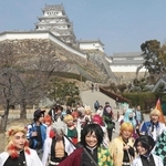 城下をパレードするコスプレーヤーたち＝姫路城三の丸広場