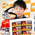 姫路東消防署が運用を始めた期限切れ消火器の使用を控えるよう呼びかけるシール＝同消防署
