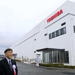 パワー半導体を製造する新棟と、東芝デバイス＆ストレージ取締役常務の栗原紀泰さん（右）ら＝太子町鵤