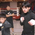 ボクシングの全国大会に出場する竜野大芽さん（手前左）と清本颯佑さん（同右）。後方は川端賢樹会長＝川端スポーツボクシングジム