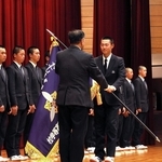 上田肇校長から選抜旗を受け取る渡辺拓雲主将＝東洋大学付属姫路高校