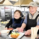 姫路南高校で親子３代で７０年以上にわたって学食を営んできた平井末子さん（左）、龍男さん夫婦が３月で引退する＝姫路市大津区天満