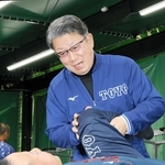 選手と会話しながらマッサージを施す高橋洋介さん＝姫路市打越