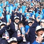 アルプス席で声援を送る保護者ら＝西宮市の甲子園球場（撮影・辰巳直之）