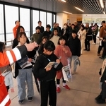 新設されたＪＲ英賀保駅の自由通路を見学する地元小学生ら＝姫路市飾磨区山崎