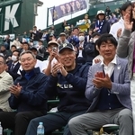 アルプス席で応援する東洋大姫路ＯＢで、１９７７年選手権大会優勝メンバーの松本正志さん（中央）や宮本賢治さん（右から２人目）ら＝西宮市の甲子園球場（撮影・辰巳直之）