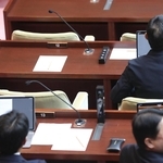 姫路市議会の高見千咲議員への辞職勧告決議案を可決した本会議。同議員本人は出席しなかった＝姫路市役所
