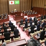 姫路市議会の高見千咲議員への辞職勧告決議案を可決した本会議＝姫路市役所（撮影・辰巳直之）